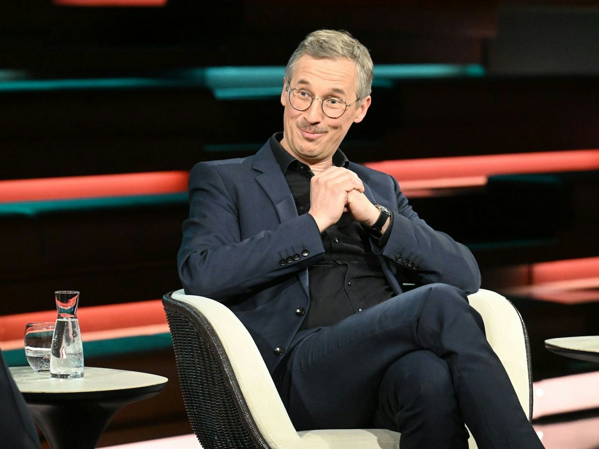 „Sollten Sie mal regieren, wäre das ja ein ganz anderes Programm“, stellte Journalist Daniel Friedrich Sturm die Steuerpläne der AfD infrage. (Bild: ZDF / Cornelia Lehmann)