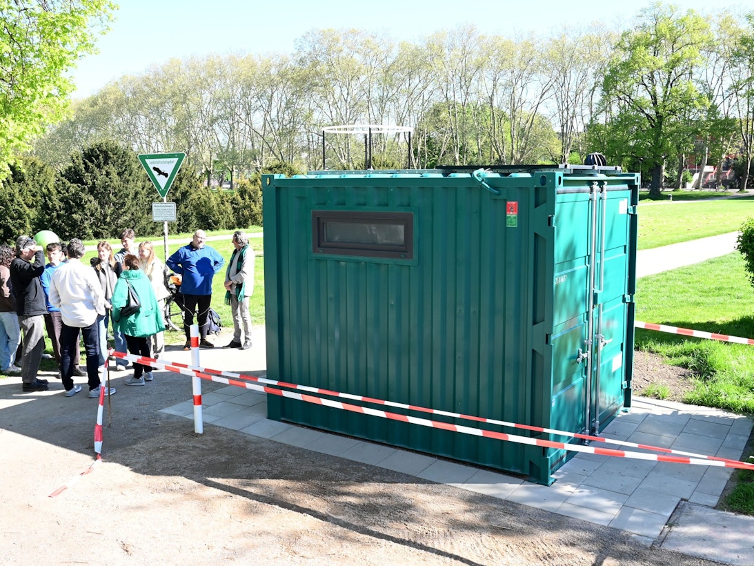 22.04.2026 Köln. Die zweite Trockentoilette von Holy Shit wurde an der Uniwiese eröffnet. Anastasia Bondar. Foto: Alexander Schwaiger