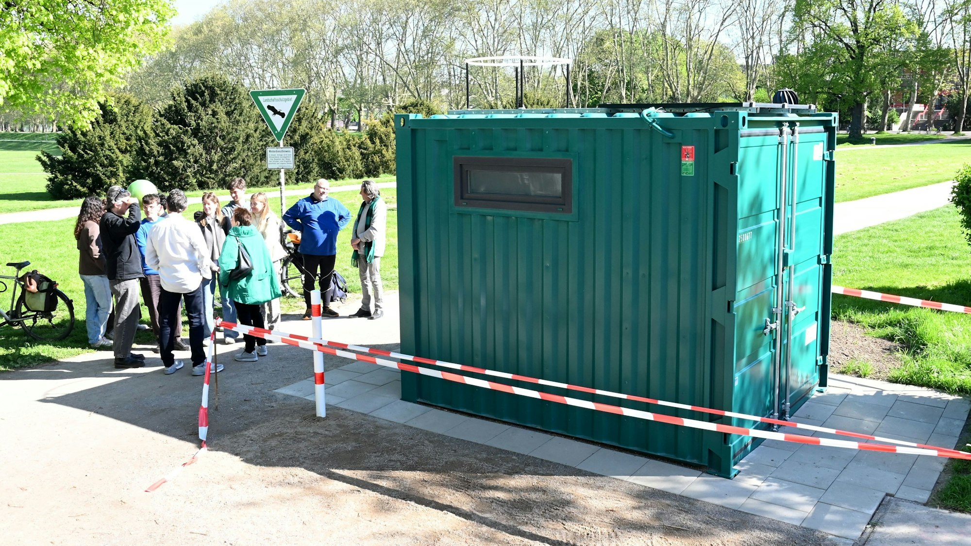 22.04.2026 Köln. Die zweite Trockentoilette von Holy Shit wurde an der Uniwiese eröffnet. Anastasia Bondar. Foto: Alexander Schwaiger