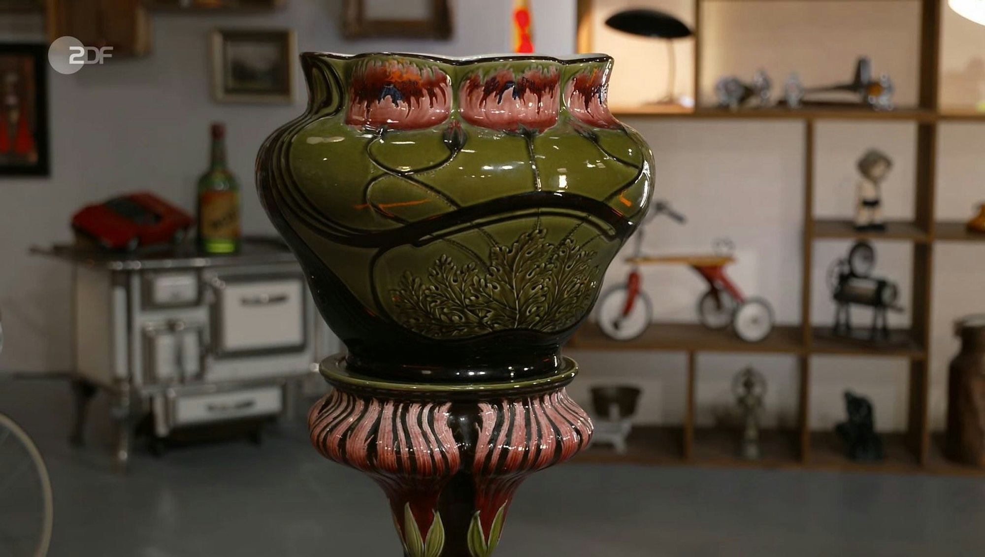 Ebenfalls verkauft wurde die Jugendstil Blumensäule mit Cachepot von Villeroy & Boch aus dem Jahr 1903 mit einem Schätzwert von 800 bis 1.200 Euro. „Noch nie gesehen“, deshalb kaufte David Suppes die Keramik für 1.200 Euro.
(Bild: ZDF)