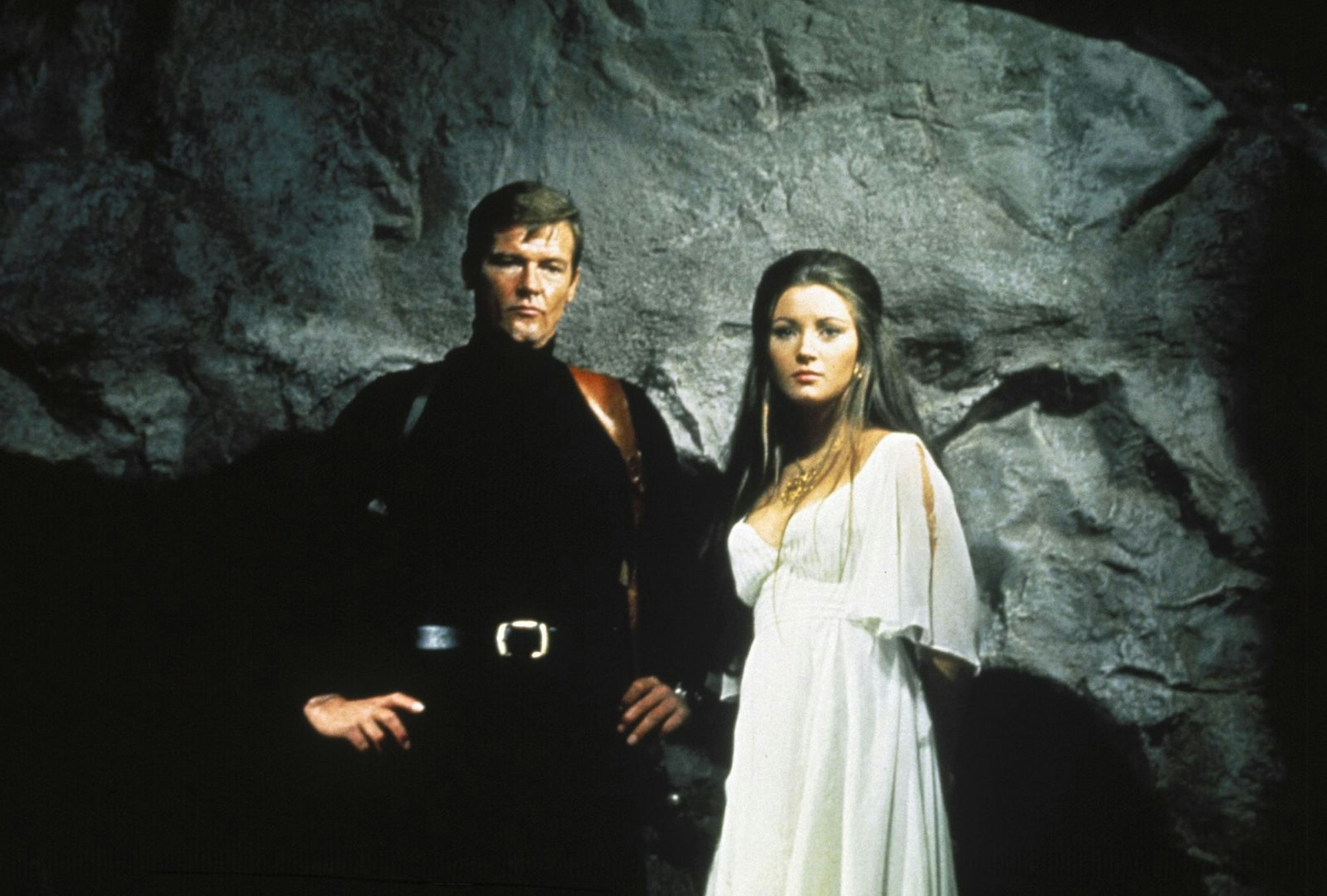 Ende gut, alles gut. Agent 007 (Roger Moore) und Solitaire (Jane Seymour) konnten den Unterweltboss zur Strecke bringen. (Bild: RTL / © 1973 Danjaq, LLC and Metro-Goldwyn-Mayer Studios Inc.)