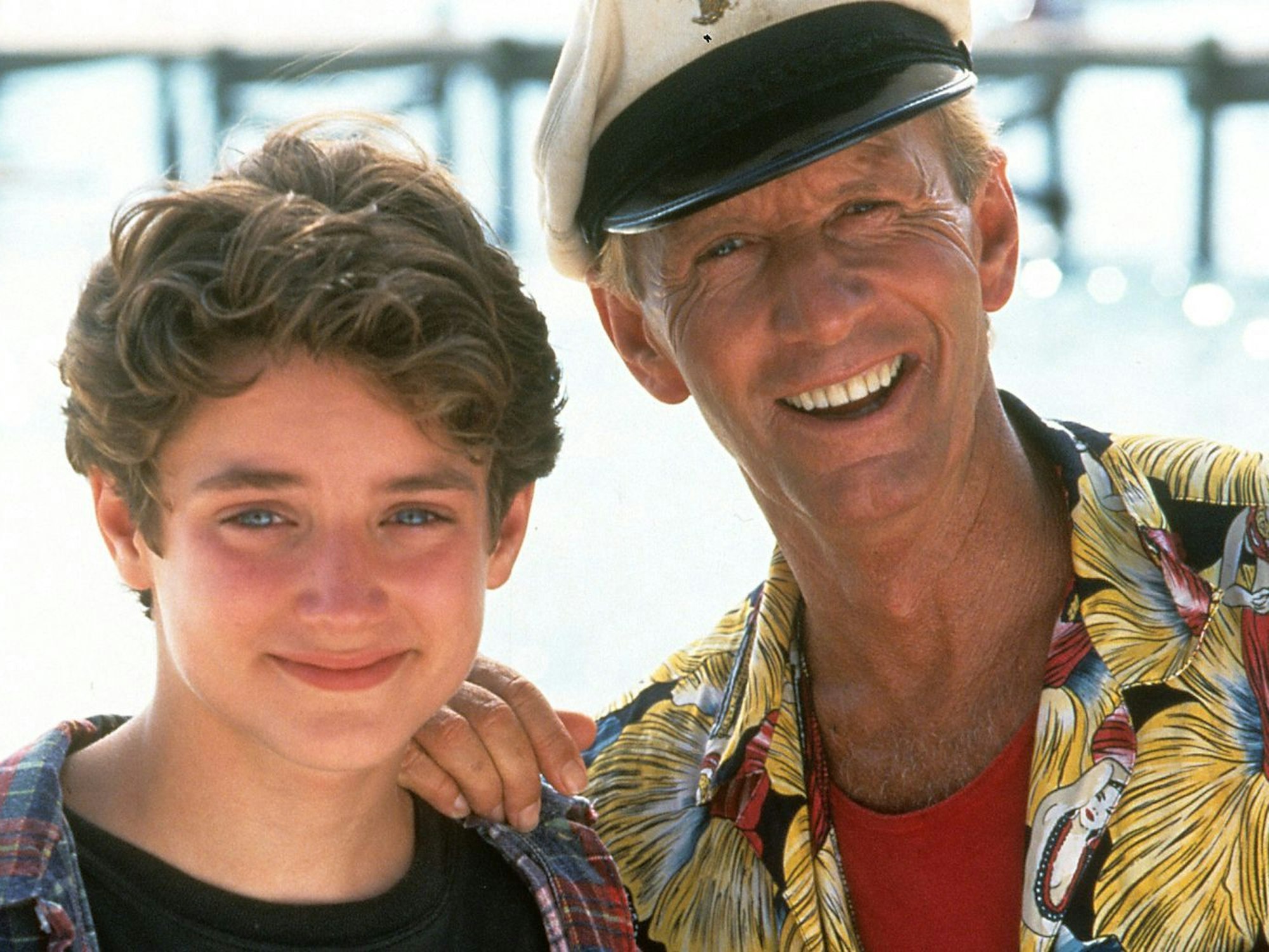 Die weitere Karriere von Paul Hogan (Bild rechts, mit Elijah Wood) verlief nicht sonderlich erfolgreich: Nicht nur das Remake von „Flipper“ (1996) floppte kläglich. (Bild: Universal/Getty Images)