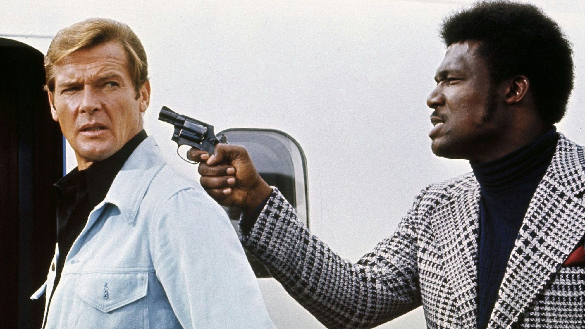 In seinem ersten Bond-Abenteuer sah sich Roger Moore (links) von den Handlangern von Mr. Big bedroht. (Bild: RTL / © 1973 Danjaq, LLC and Metro-Goldwyn-Mayer Studios Inc.)