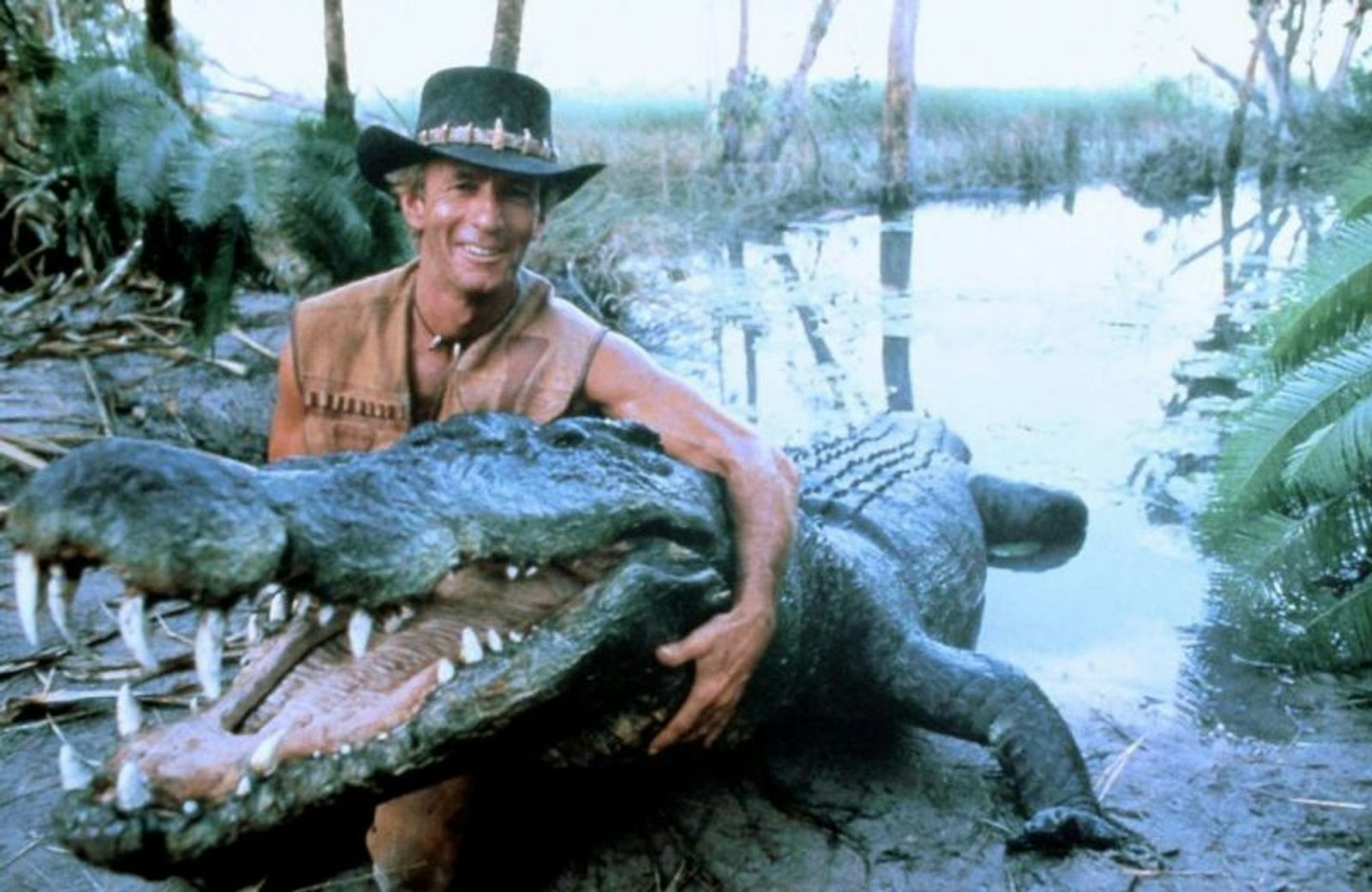 „Das nennst du ein Messer?“: Auch dank cooler Sprüche wurde Paul Hogan als „Crocodile Dundee“ zum Publikumsliebling. (Bild: Paramount)