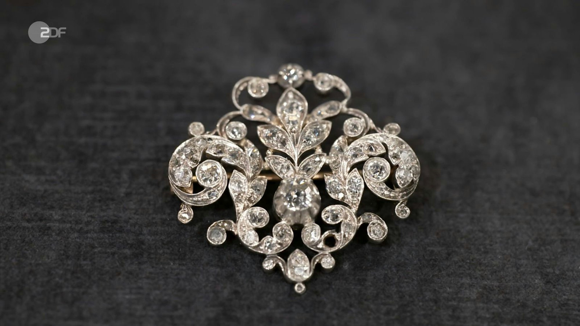 Um sich ein bisschen Geld dazuzuverdienen, ging er damals immer auf Flohmärkte und suchte nach Schnäppchen. 1.000 Euro wünschte sich der Verkäufer, Expertin nannte Rezepa-Zabel legte sogar einen Wert von 1.500 bis 2.000 Euro fest.
(Bild: ZDF)