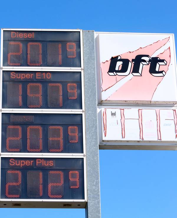 Eine Spritpreistafelder bft Tankstelle an der Brühler Landstraße in Meschenich.