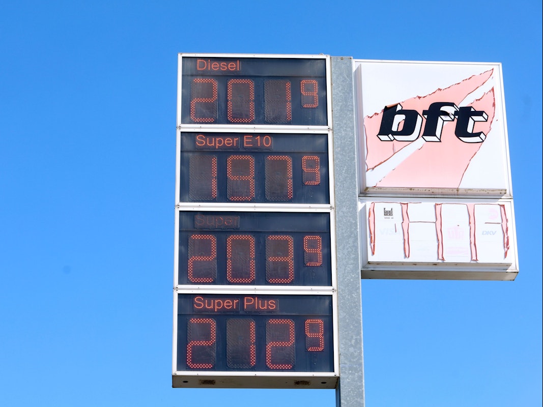Eine Spritpreistafelder bft Tankstelle an der Brühler Landstraße in Meschenich.