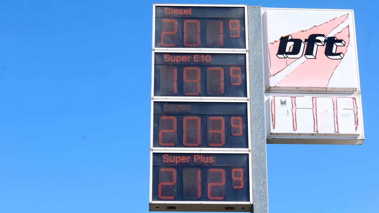 Eine Spritpreistafelder bft Tankstelle an der Brühler Landstraße in Meschenich.