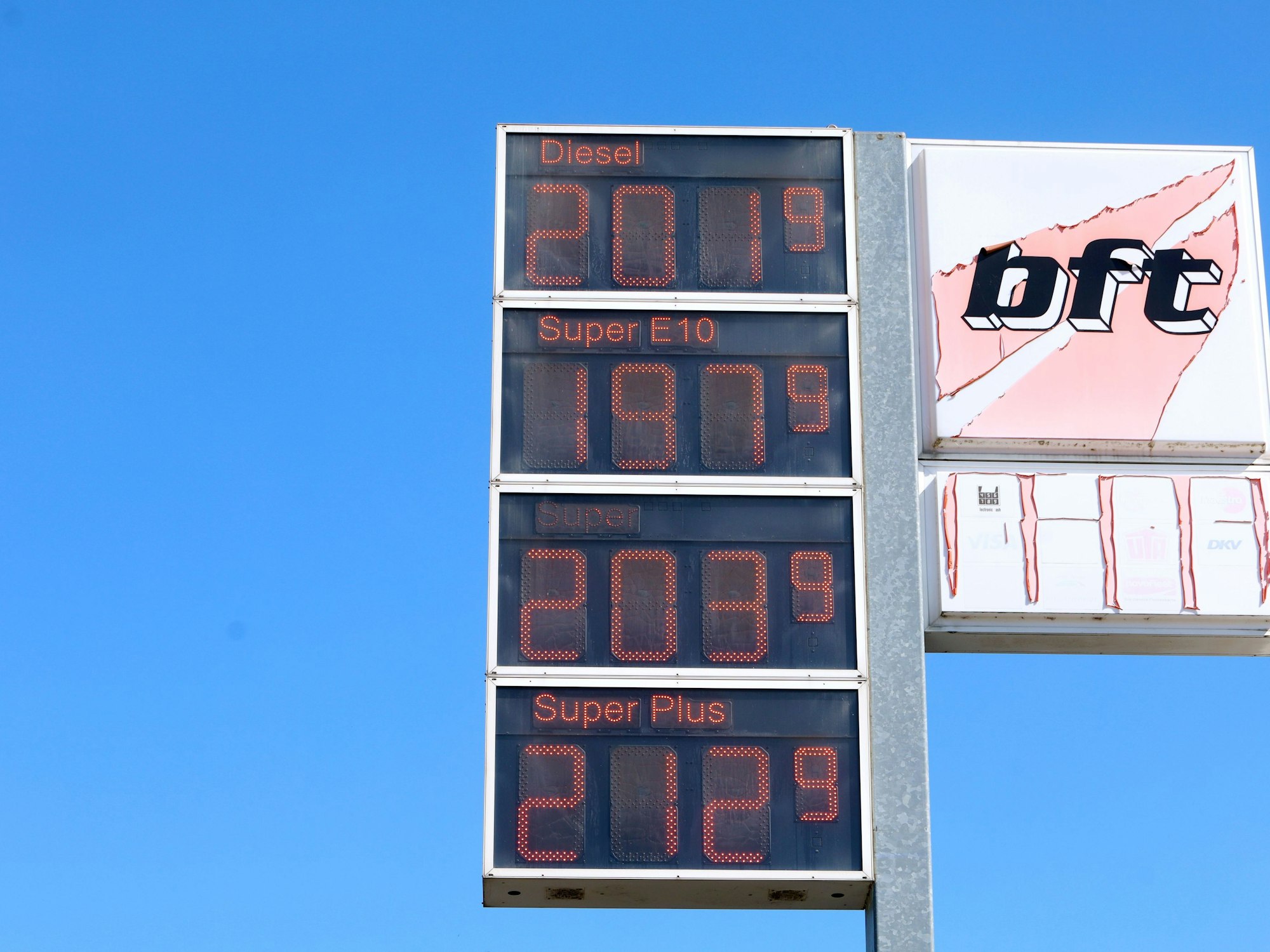 Eine Spritpreistafelder bft Tankstelle an der Brühler Landstraße in Meschenich.