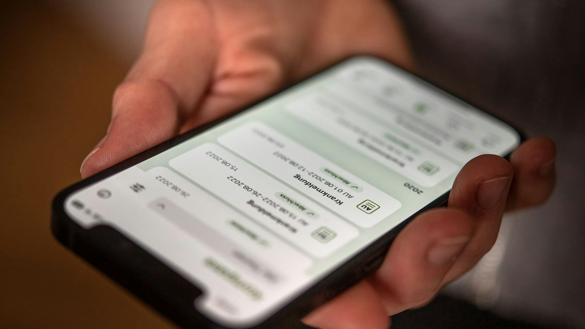 Eine elektronische AU ist auf dem Display eines Handys zu sehen