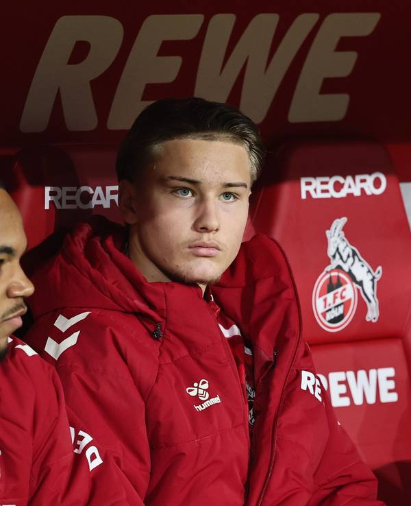 Youssoupha Niang und Fynn Schenten verfolgen das Spiel gegen die Bayern.
