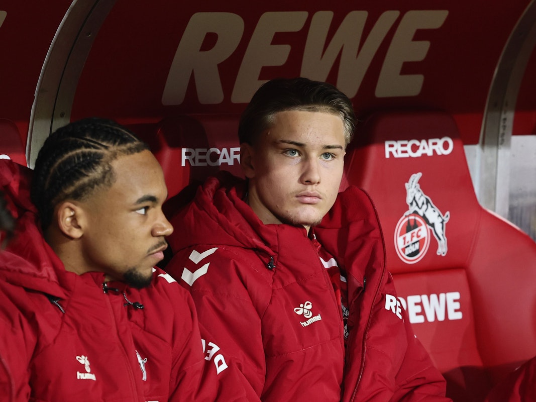 Youssoupha Niang und Fynn Schenten verfolgen das Spiel gegen die Bayern.