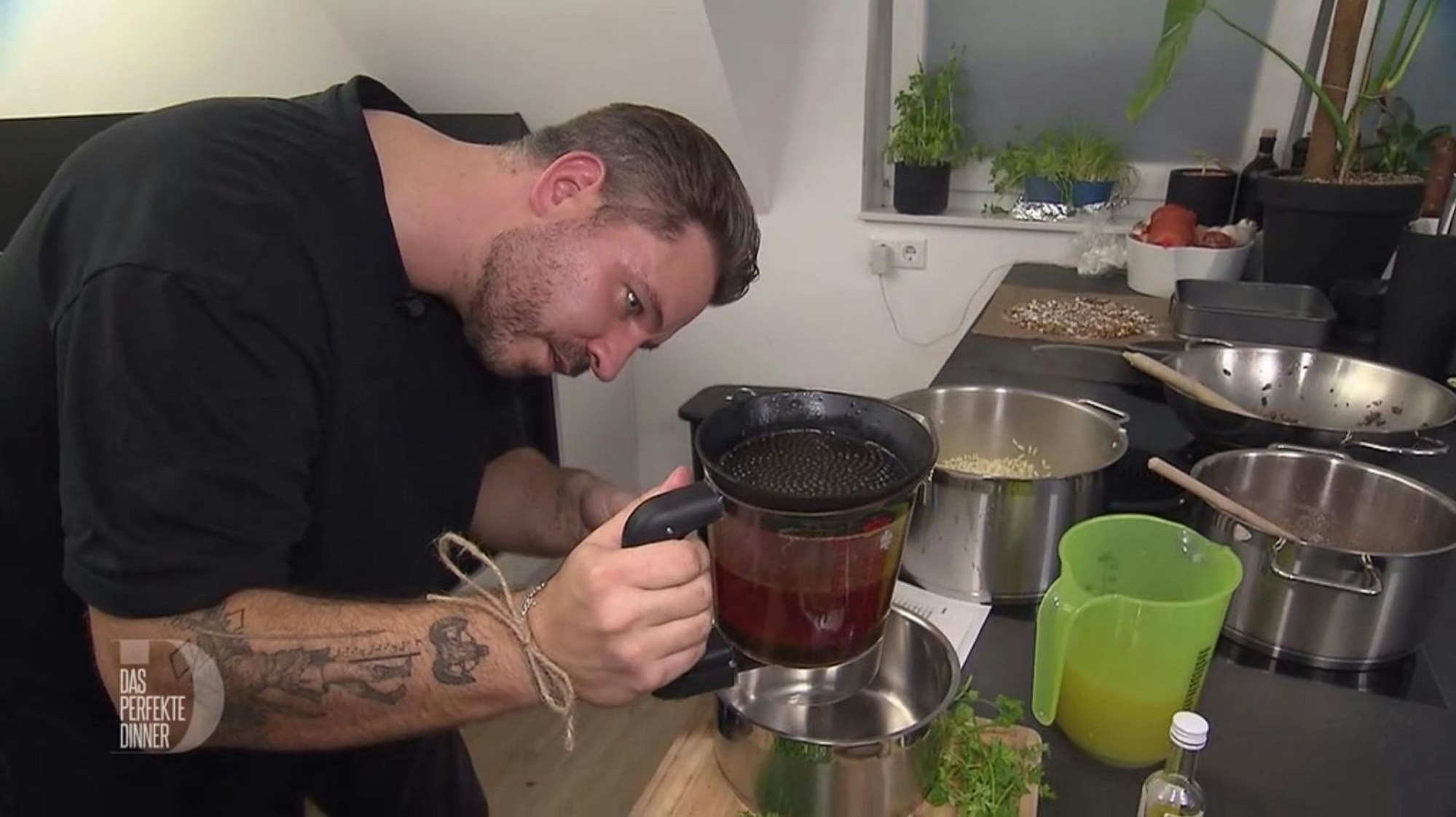Fürs „perfekte Dinner“ hat sich Daniel eine Fetttrennkanne zugelegt, nur wie funktioniert das Ding?
(Bild: RTL)