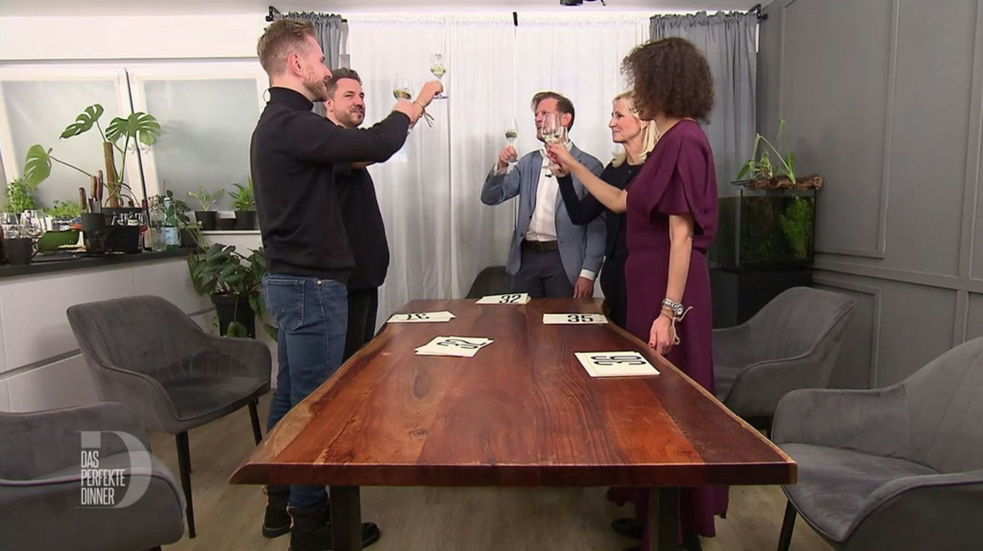 Mark (Mitte) gewinnt die Düsseldorf-Woche mit 37 Punkten und lädt die anderen gleich zum Kochen ein.
(Bild: RTL)