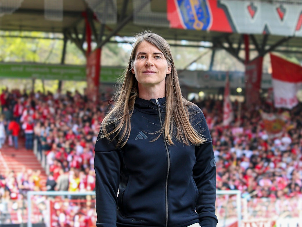 Marie-Louise Eta vor einem Spiel im Stadion.