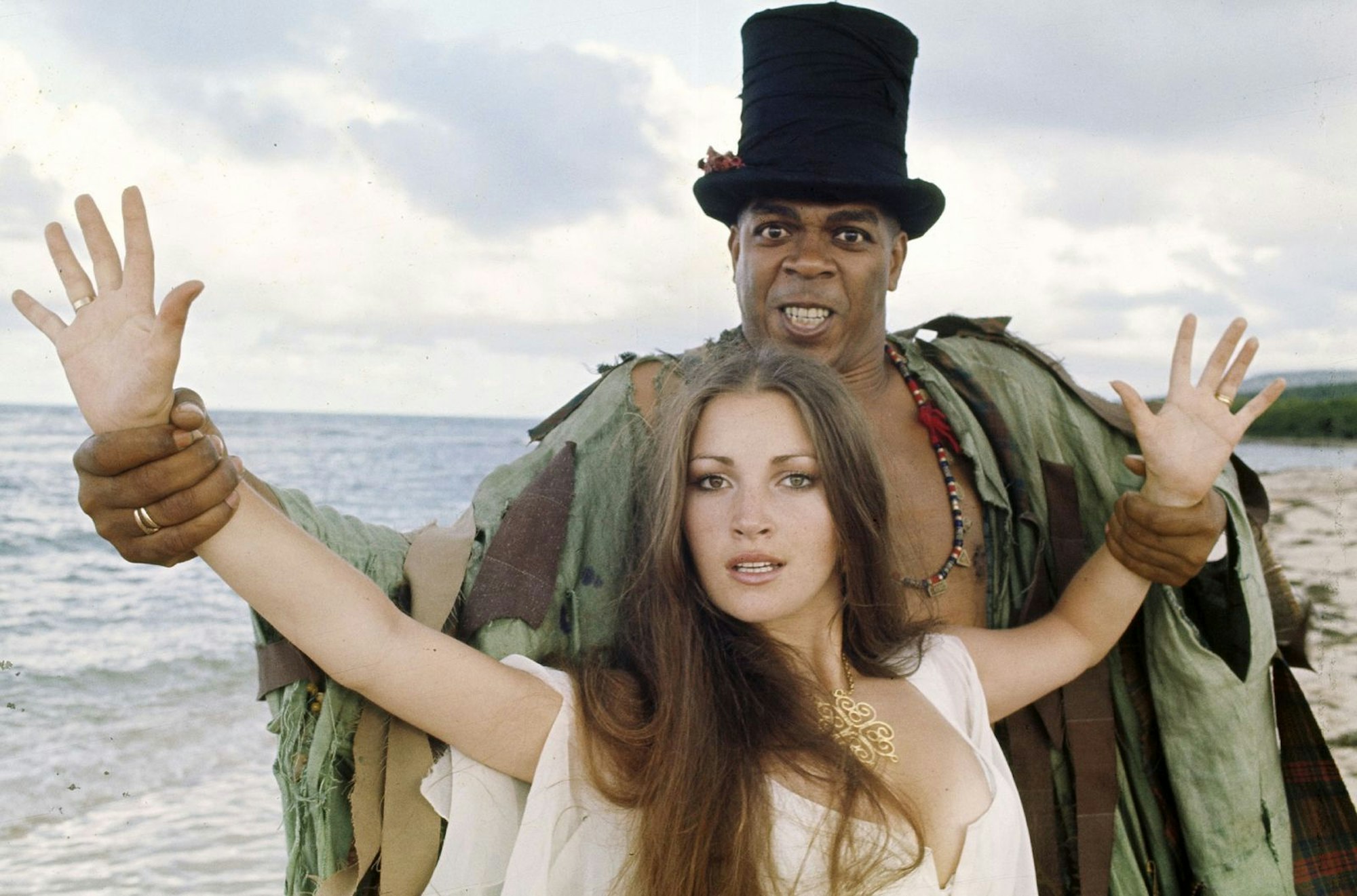 Auch sie sind Teil der Magie von „James Bond 007 - Leben und sterben lassen“: das Medium Solitaire (Jane Seymour) und der Voodoo-Priester Baron Samedi (Geoffrey Holder). (Bild: RTL / © 1973 Danjaq, LLC and Metro-Goldwyn-Mayer Studios Inc.)
