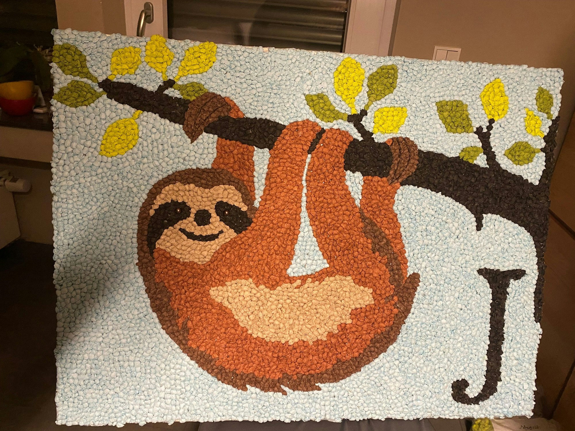 Ein Maibild mit einem Faultier