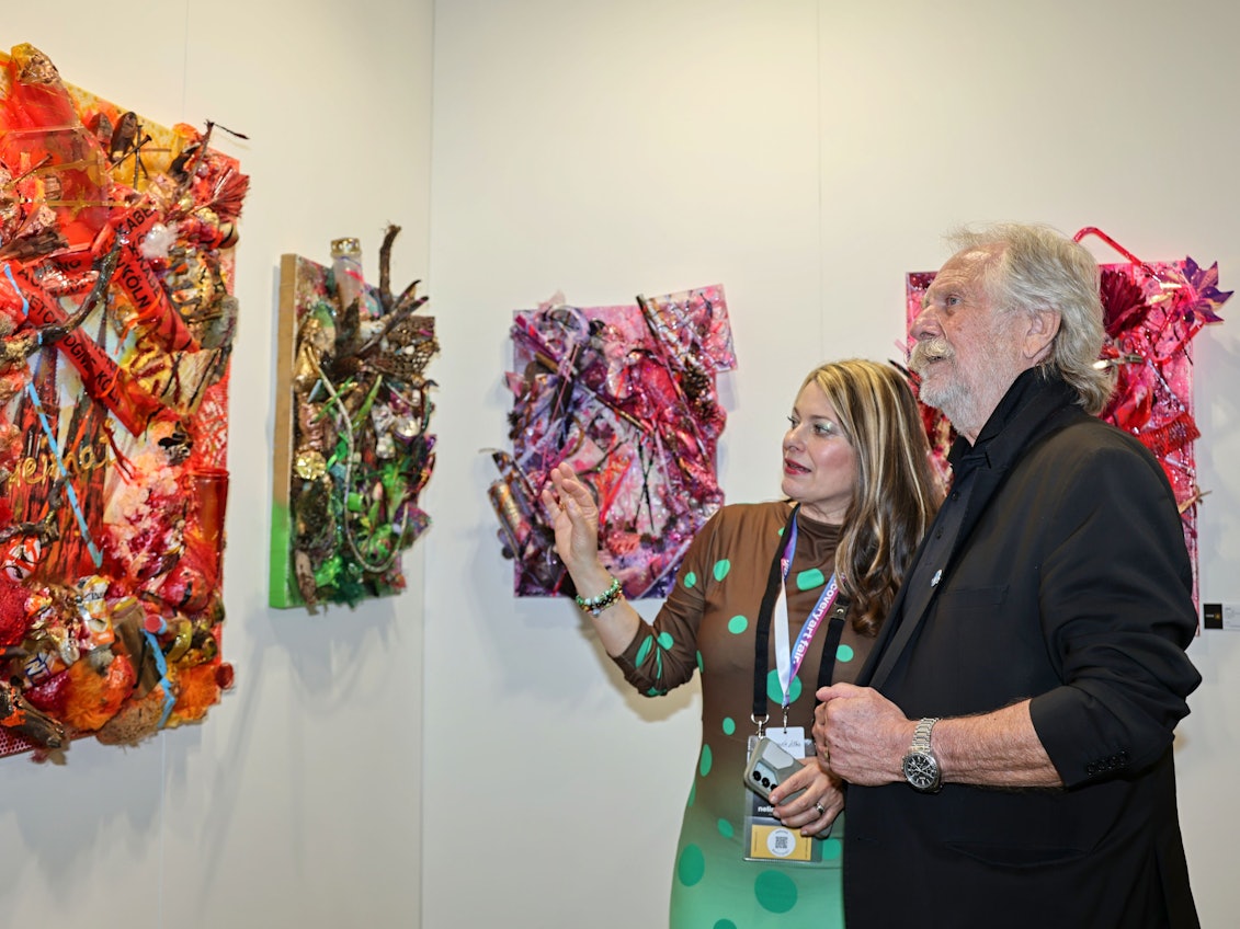 Manuela Klein zeigt ihre Bilder Henning Krautmacher.