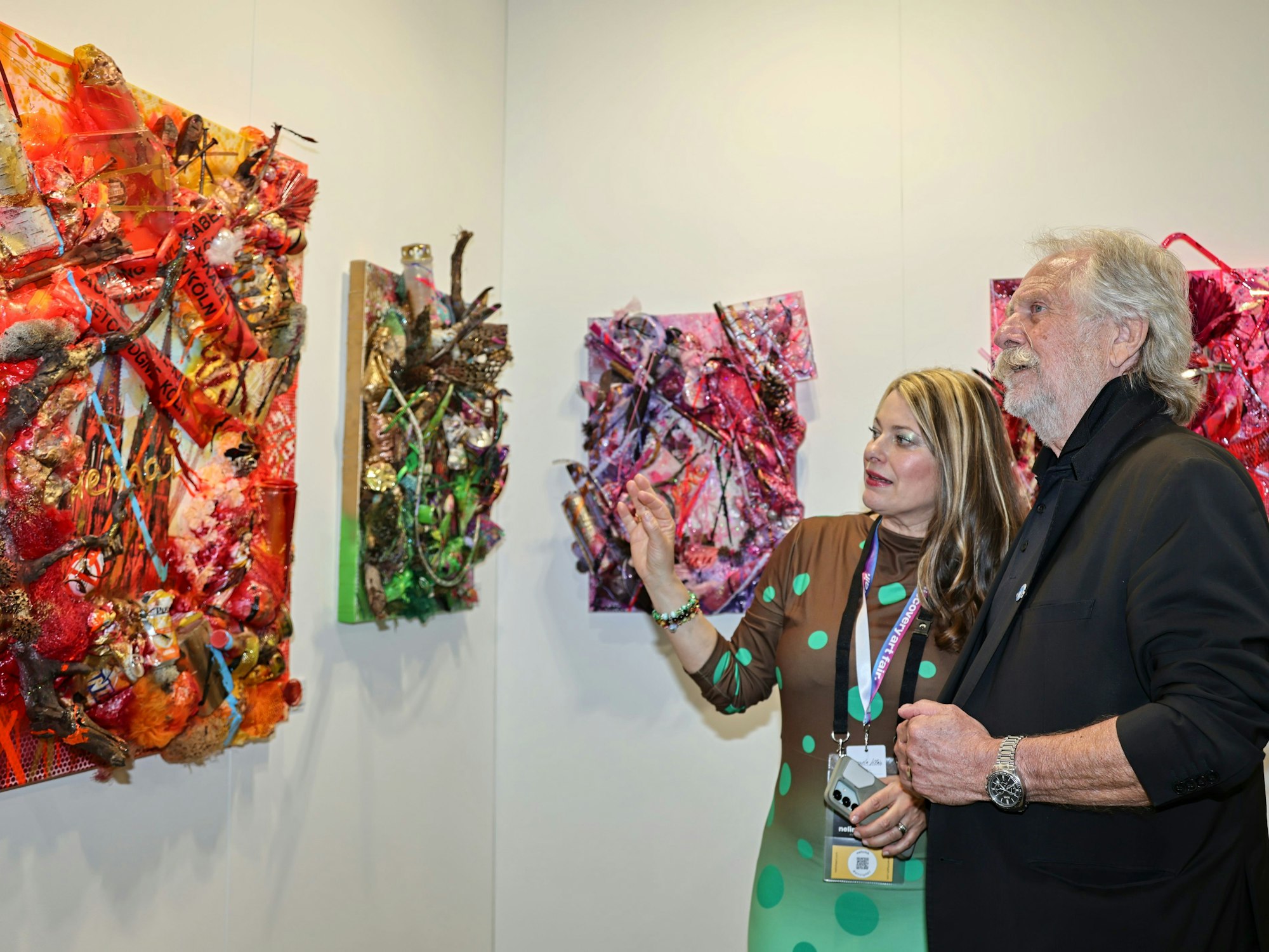 Manuela Klein zeigt ihre Bilder Henning Krautmacher.