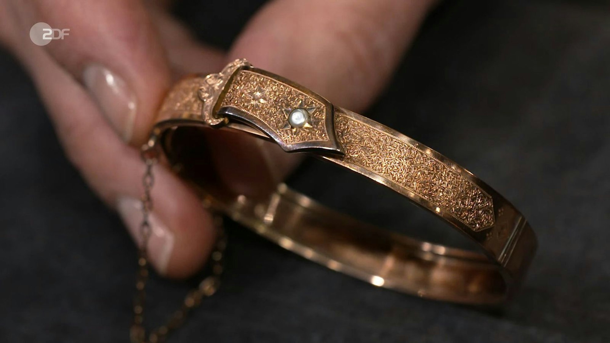 Der Armreif aus der Zeit zwischen 1880 und 1885 war ein Familienerbstück, das die Großmutter der Großtante des Verkäufers einst von Otto von Bismarck geschenkt bekam. Schätzwert: 500 bis 600 Euro. Für 450 Euro wanderte das Schmuckstück zu Wolfgang Pauritsch.
(Bild: ZDF)