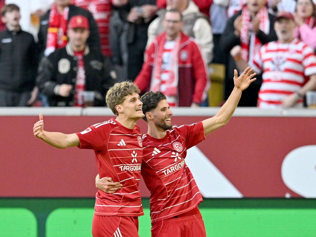 Luca Raimund (l, Fortuna Düsseldorf) und Anouar El Azzouzi (Fortuna Düsseldorf) bejubeln ein Tor.