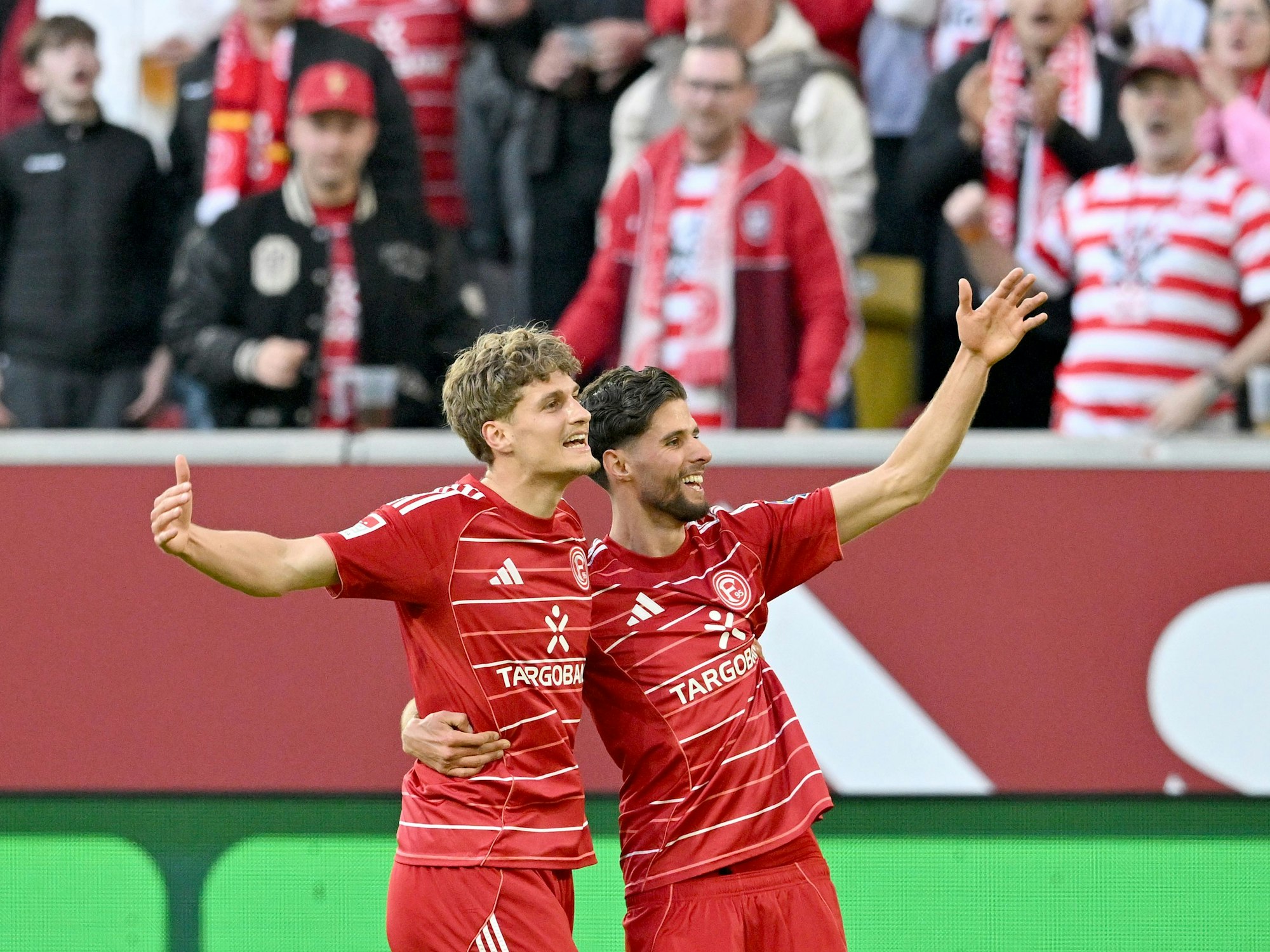 Luca Raimund (l, Fortuna Düsseldorf) und Anouar El Azzouzi (Fortuna Düsseldorf) bejubeln ein Tor.