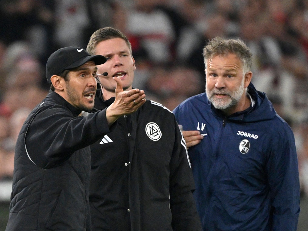 Freiburg-Trainer Julian Schuster macht seinem Ärger an der Seitenlinie Luft.