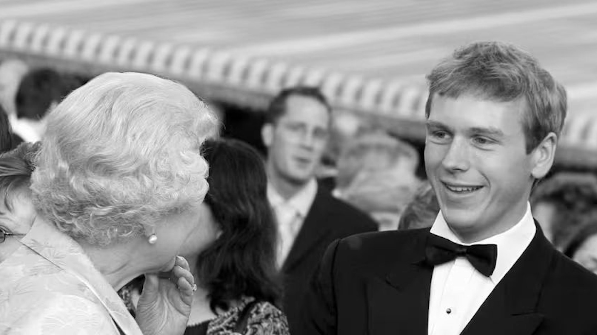 Queen Elizabeth II. mit ihrem damaligen Butler Grant Harrold.