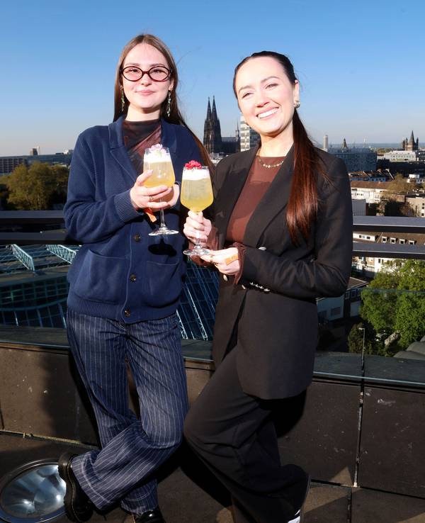 Cassandra und Dominika auf der Terrasse der Bar Botanik.