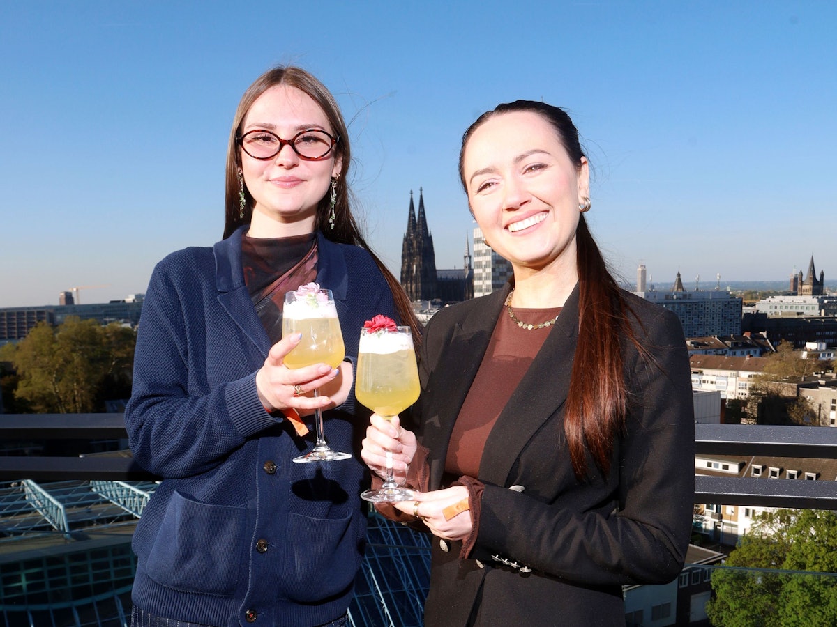 Cassandra und Dominika auf der Terrasse der Bar Botanik.