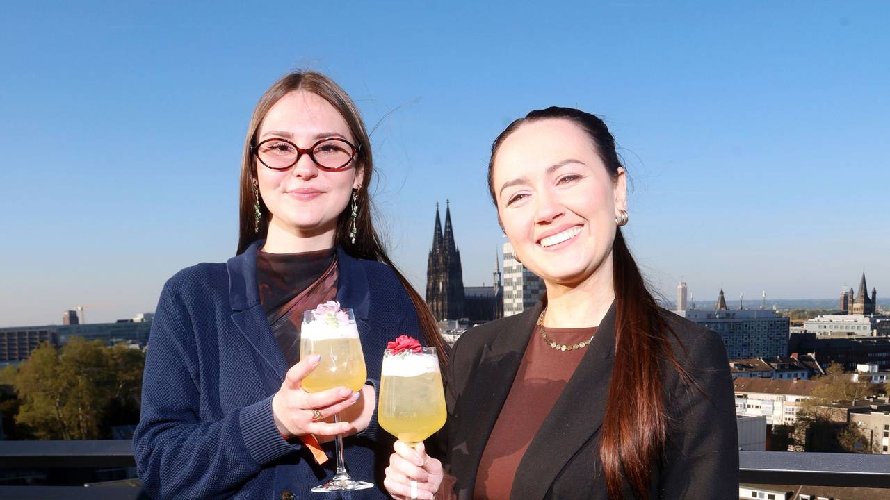Cassandra und Dominika auf der Terrasse der Bar Botanik.