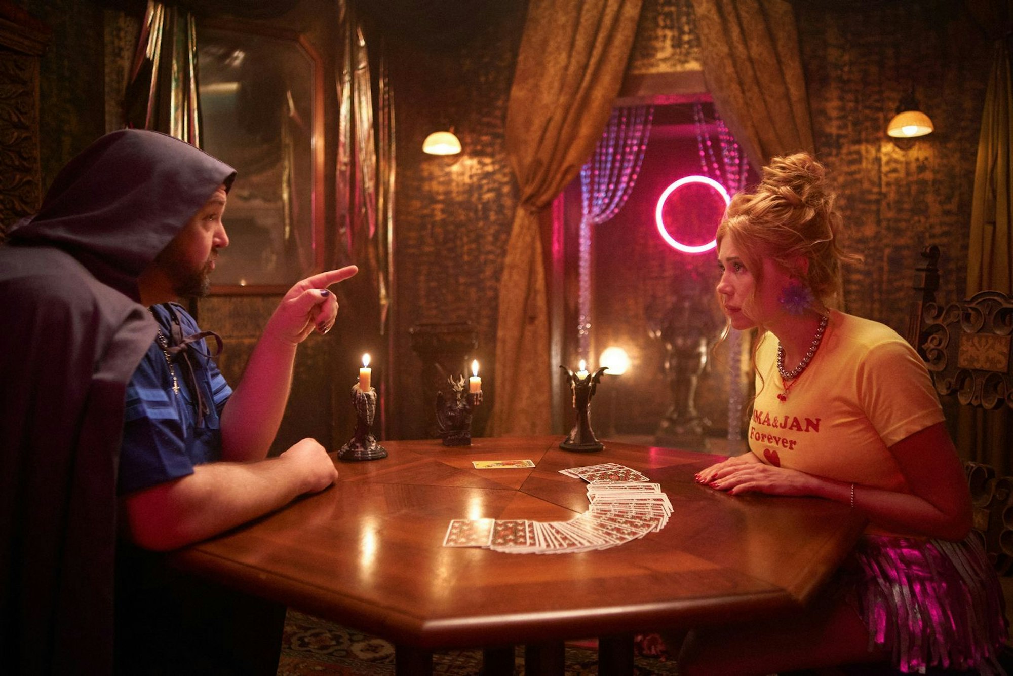 Boris (Daniel Zillmann) ist sich sicher: Ivys (Palina Rojinski) hat ihre große Liebe bereits getroffen. (Bild: ZDF und Tomáš Mikule)