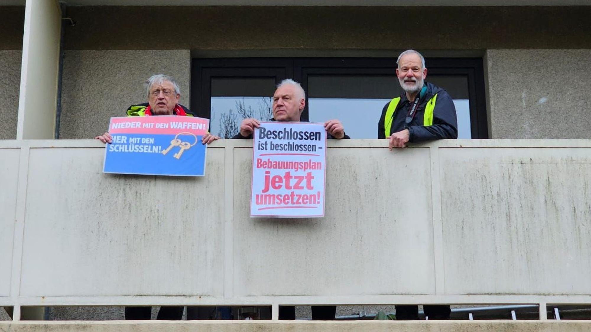 Die Aktivisten Rainer Kippe (li.) und Kalle Gerigk (Mitte) auf dem Balkon.