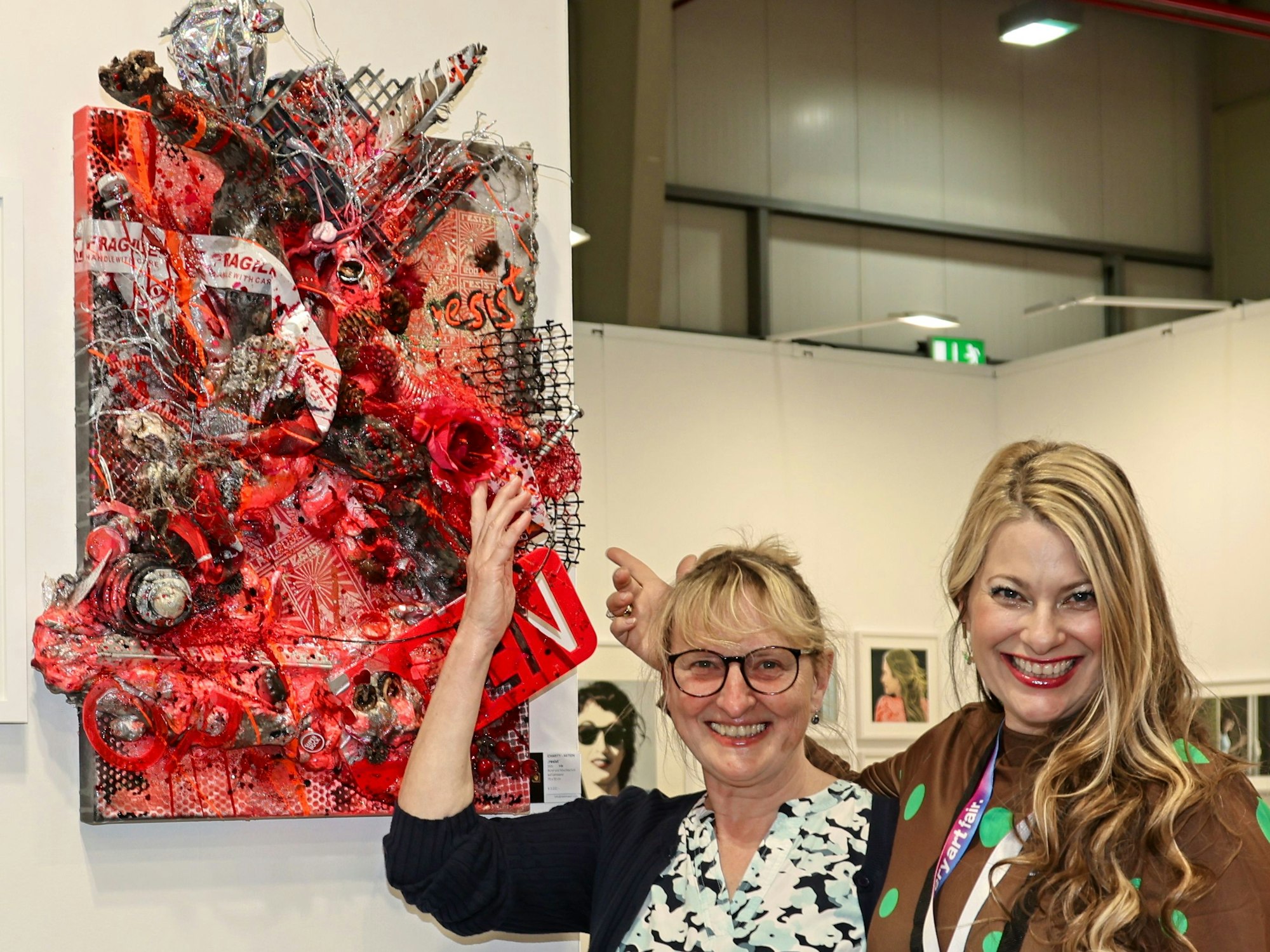 Manuela Klein und Ute Fingaß vor einem Bild.