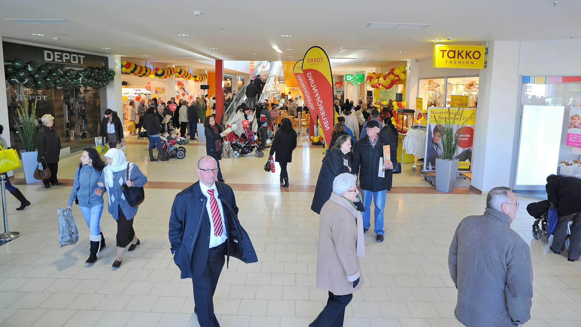 Blick in das Einkaufszentrum „Monheimer Tor“ in Monheim, wo das Kleinkind mutmaßlich Rattengift in den Mund genommen hat (Archivbild).
