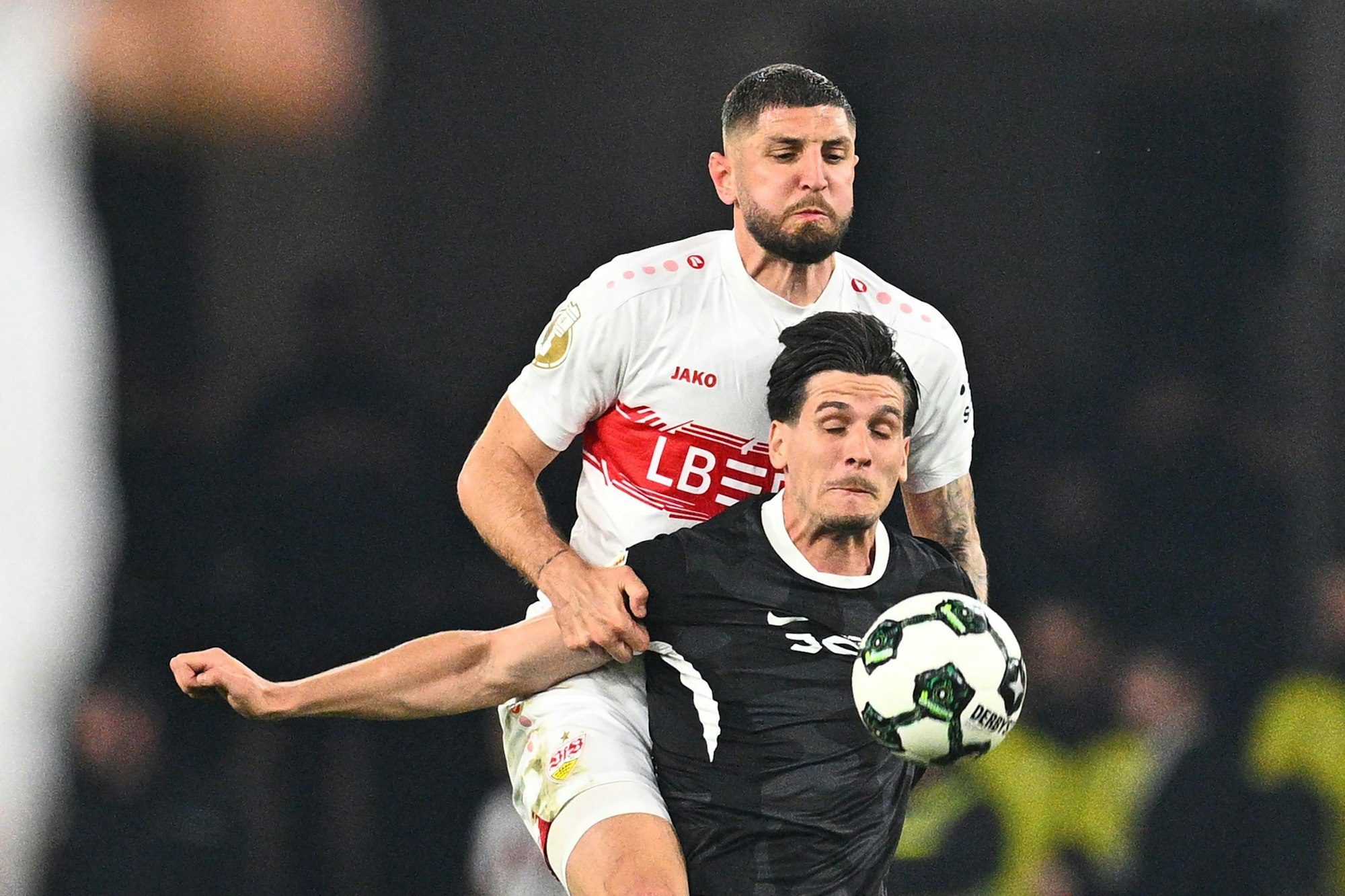 Jeff Chabot (VfB Stuttgart) und Igor Matanovic (r, SC Freiburg) kämpfen um den Ball.