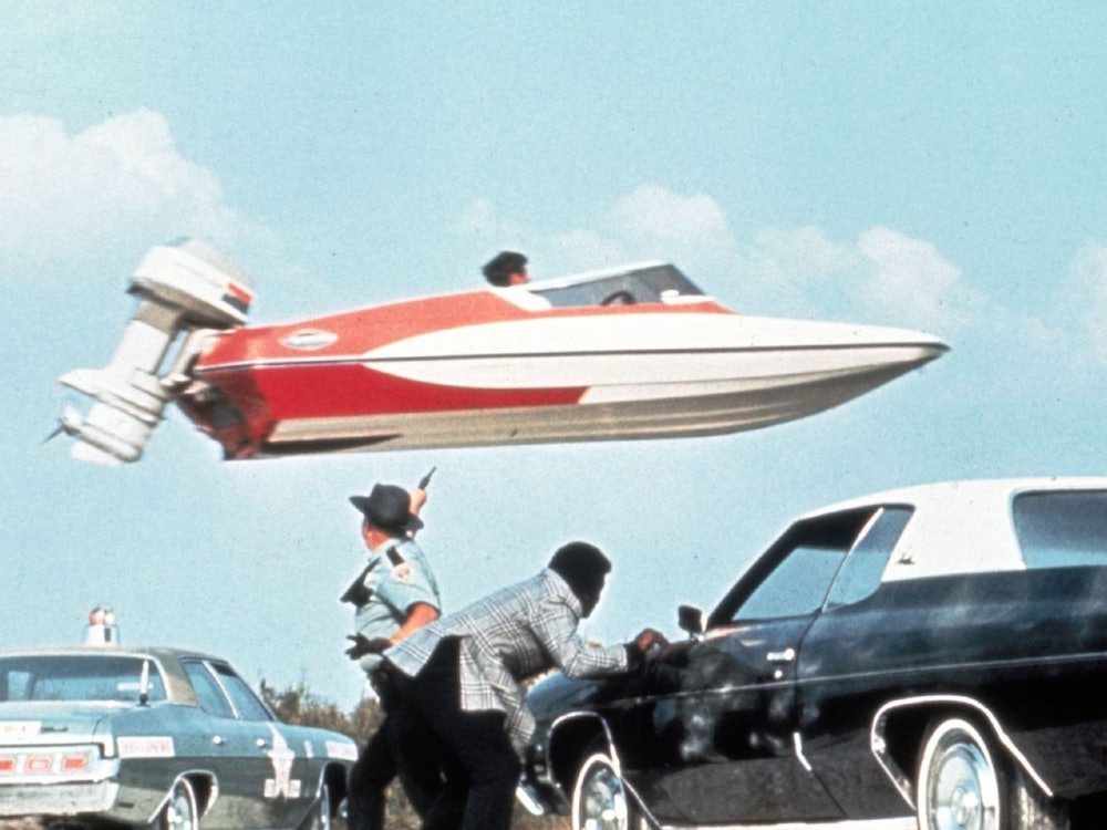 Die Verfolgungsjagd mit einem Motorboot ist nur eine von vielen unterhaltsamen Szenen in „James Bond 007 - Leben und sterben lassen“. (Bild: RTL / © 1973 Danjaq, LLC and Metro-Goldwyn-Mayer Studios Inc.)