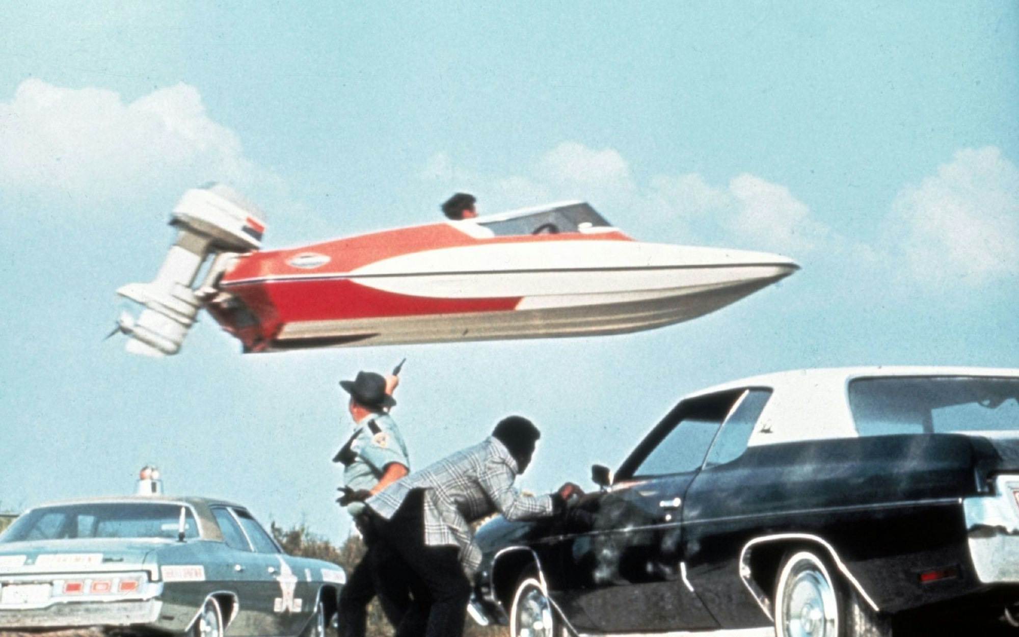 Die Verfolgungsjagd mit einem Motorboot ist nur eine von vielen unterhaltsamen Szenen in „James Bond 007 - Leben und sterben lassen“. (Bild: RTL / © 1973 Danjaq, LLC and Metro-Goldwyn-Mayer Studios Inc.)