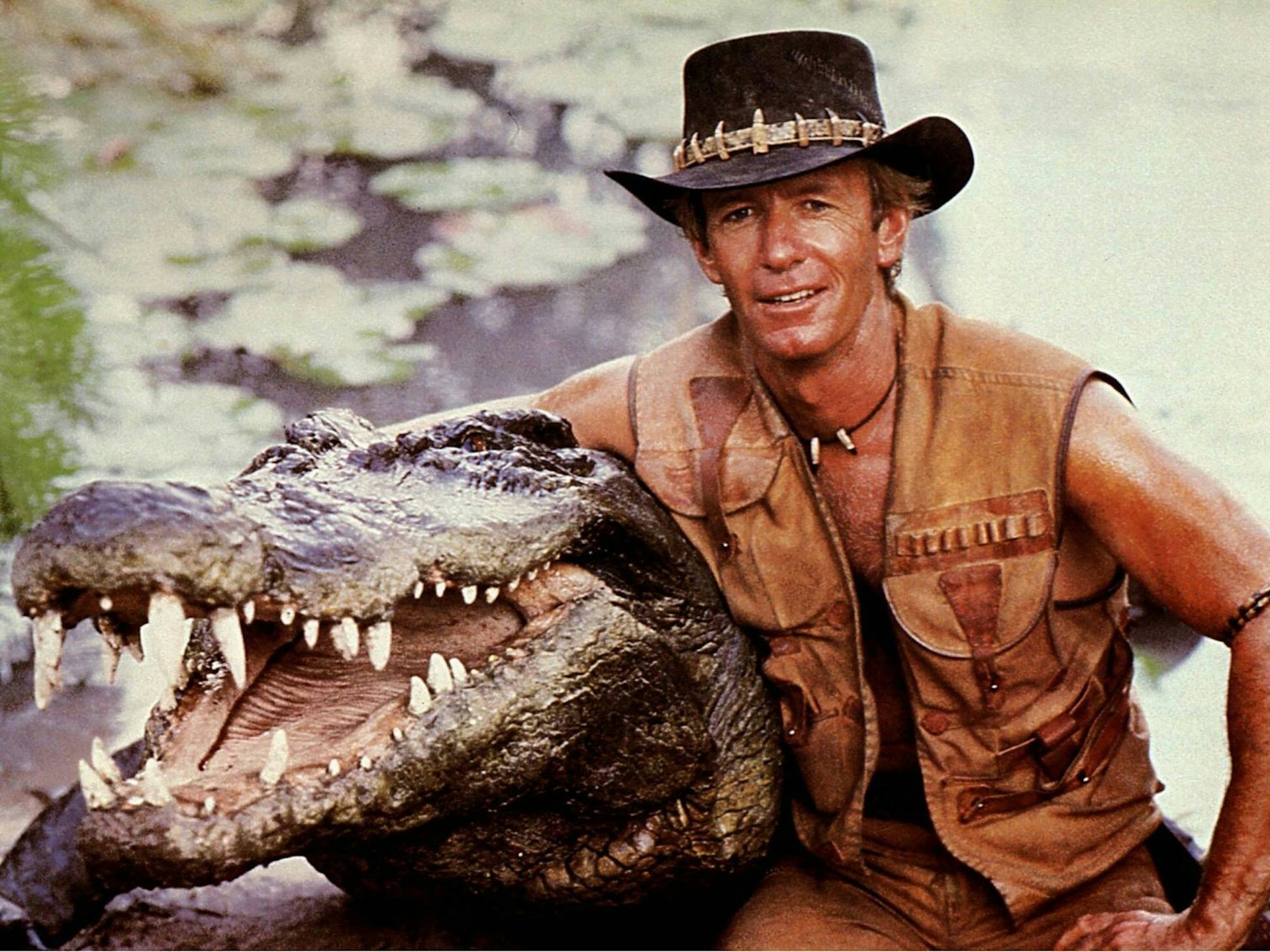 Als „Crocodile Dundee“ eroberte Paul Hogan die Herzen von Kinozuschauern weltweit - und auch das seiner Filmpartnerin Linda Kozlowski.
(Bild: IMAGO / United Archives)