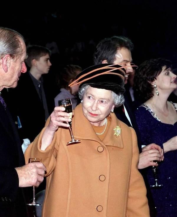 Prinz Philip und die Queen prosten sich am 31. Dezember 1999 zu.