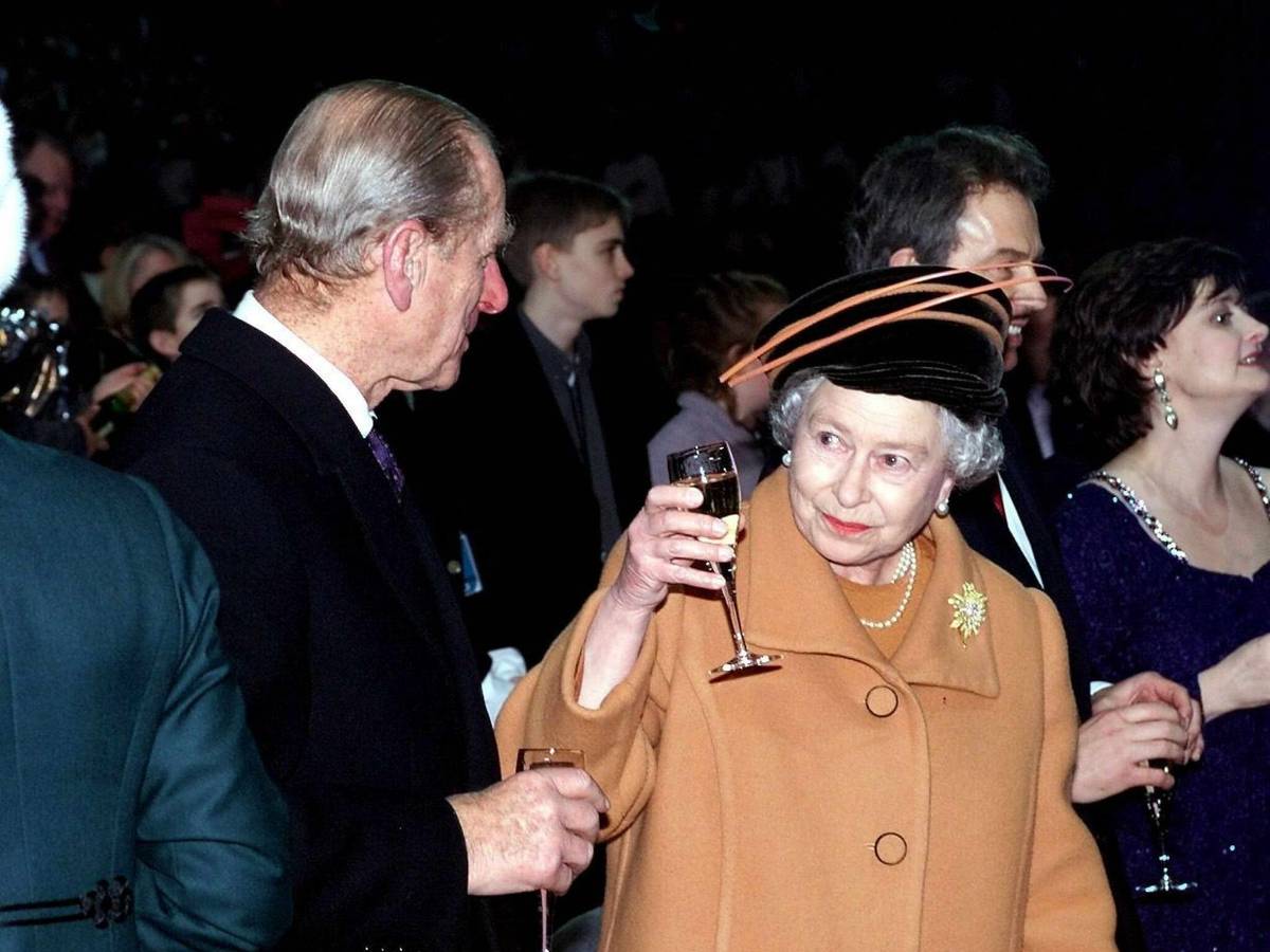 Prinz Philip und die Queen prosten sich am 31. Dezember 1999 zu.