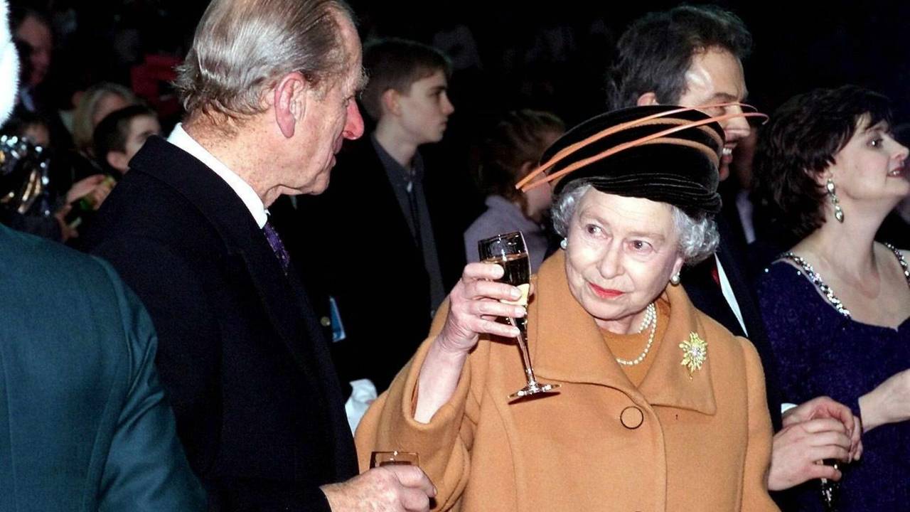 Prinz Philip und die Queen prosten sich am 31. Dezember 1999 zu.