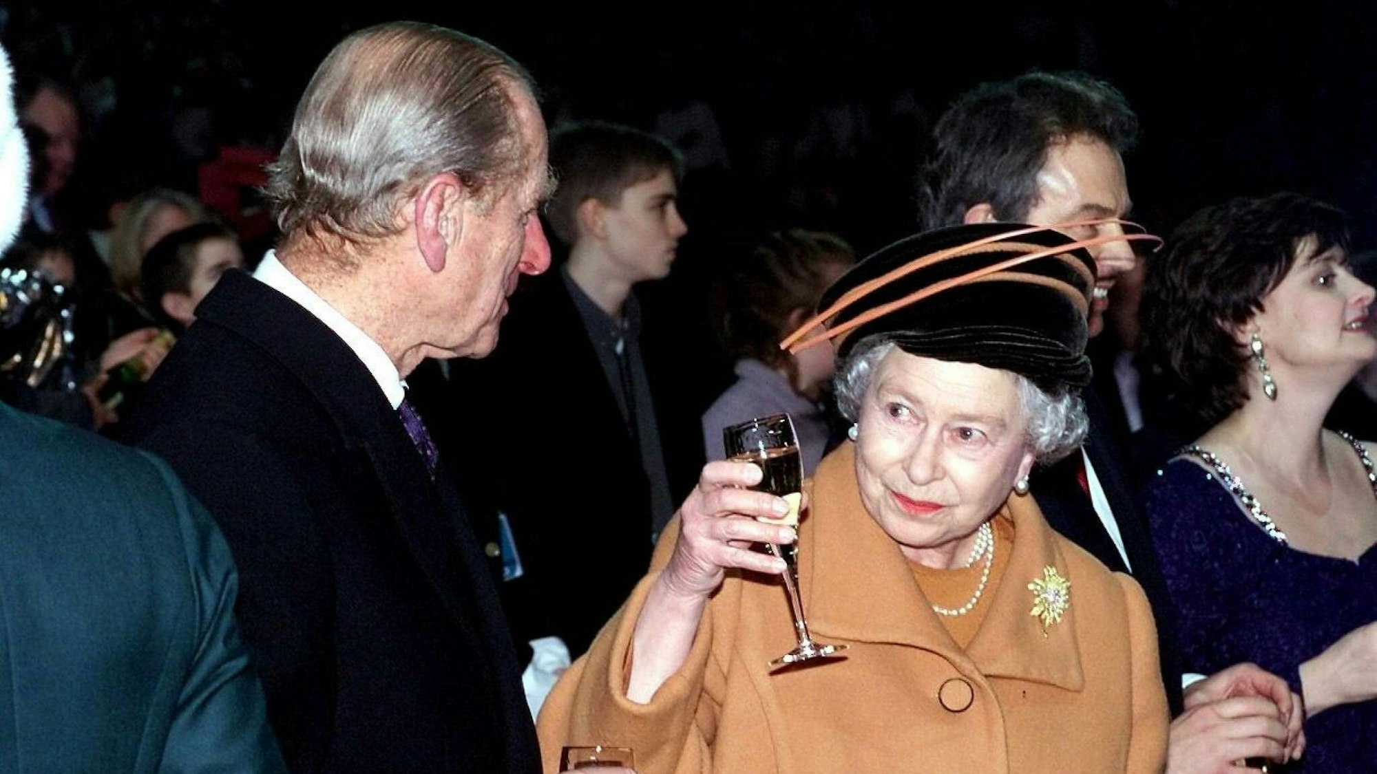 Prinz Philip und die Queen prosten sich am 31. Dezember 1999 zu.