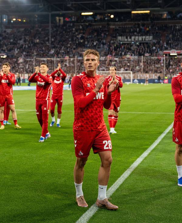 Die Profis des 1. FC Köln applaudieren den mitgereisten Fans.