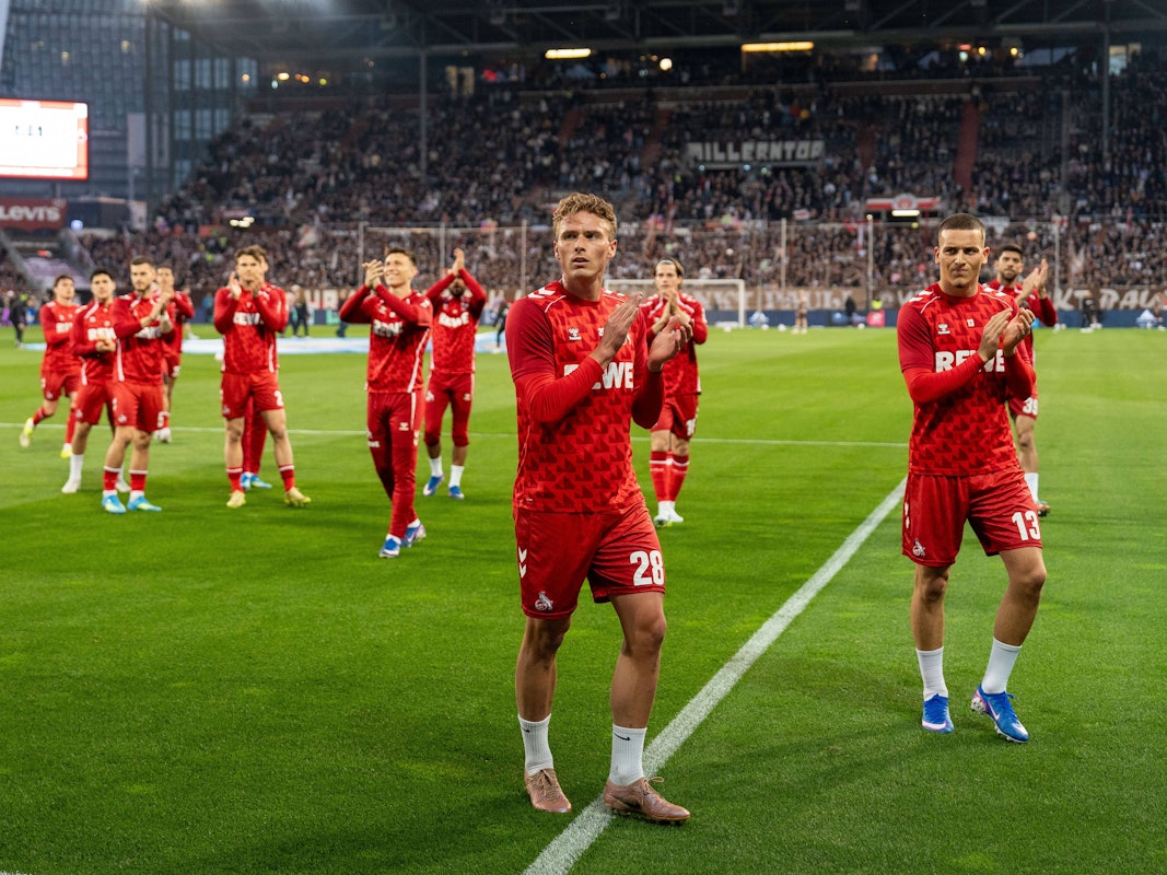 Die Profis des 1. FC Köln applaudieren den mitgereisten Fans.