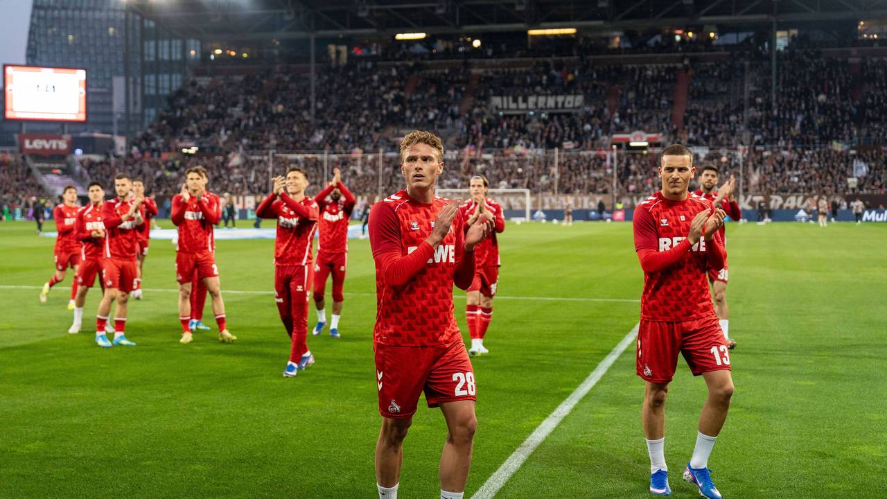 Die Profis des 1. FC Köln applaudieren den mitgereisten Fans.
