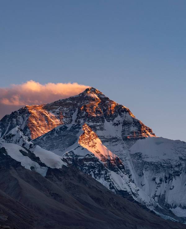 In einer langen Schlange klettern Bergsteiger auf einem Pfad knapp unterhalb von Lager vier am Mount Everest.