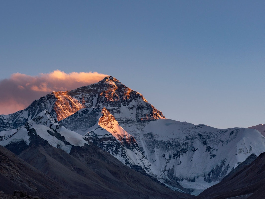 In einer langen Schlange klettern Bergsteiger auf einem Pfad knapp unterhalb von Lager vier am Mount Everest.