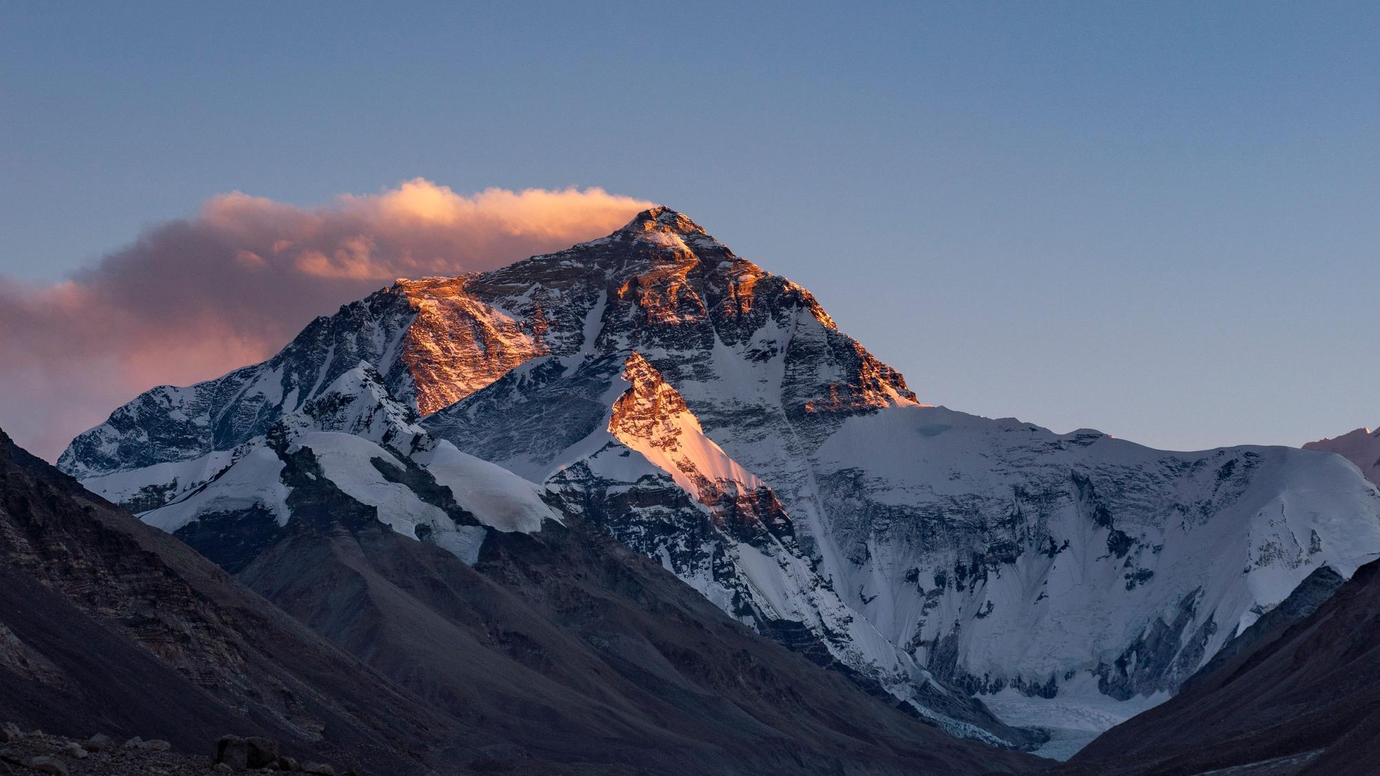In einer langen Schlange klettern Bergsteiger auf einem Pfad knapp unterhalb von Lager vier am Mount Everest.