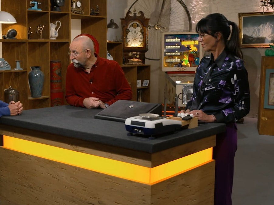 „Ein sehr schönes Schmuckstück“, fand Horst Lichter. Gebannt lauschte der „Bares für Rares“-Moderator der Geschichte des Verkäufers: „Die Brosche, die habe ich so ungefähr 40 Jahre, seitdem ich studiert habe“, erzählte Michael aus Celle. (Bild: ZDF)